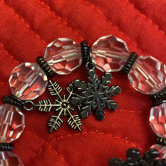 Super cute Claire’s snowflake bracelet, new with tags - Picture 3 of 3
